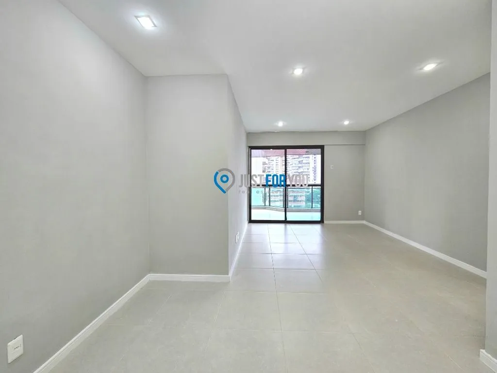 Walk-in closet in a 3-bedroom apartment, 128 m²