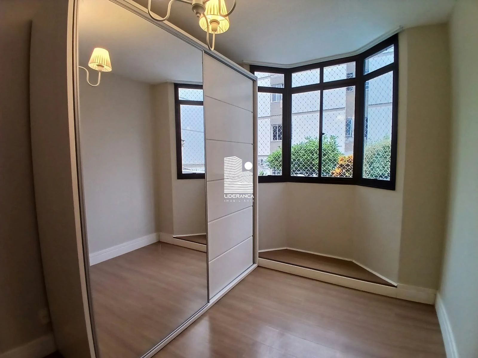Apartamento com piso de madeira ou laminado, Centro — photo 28