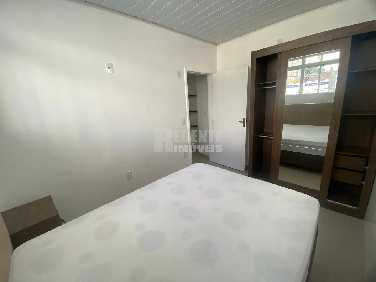 1-bedroom apartment with a gas cooktop kitchen — photo 7