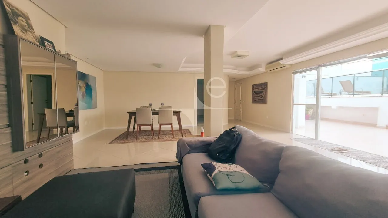 307 m² apartment with 2 en-suite bedrooms and balcony grill