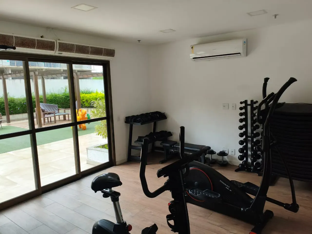 2-bedroom apartment in a building with a gym — photo 10