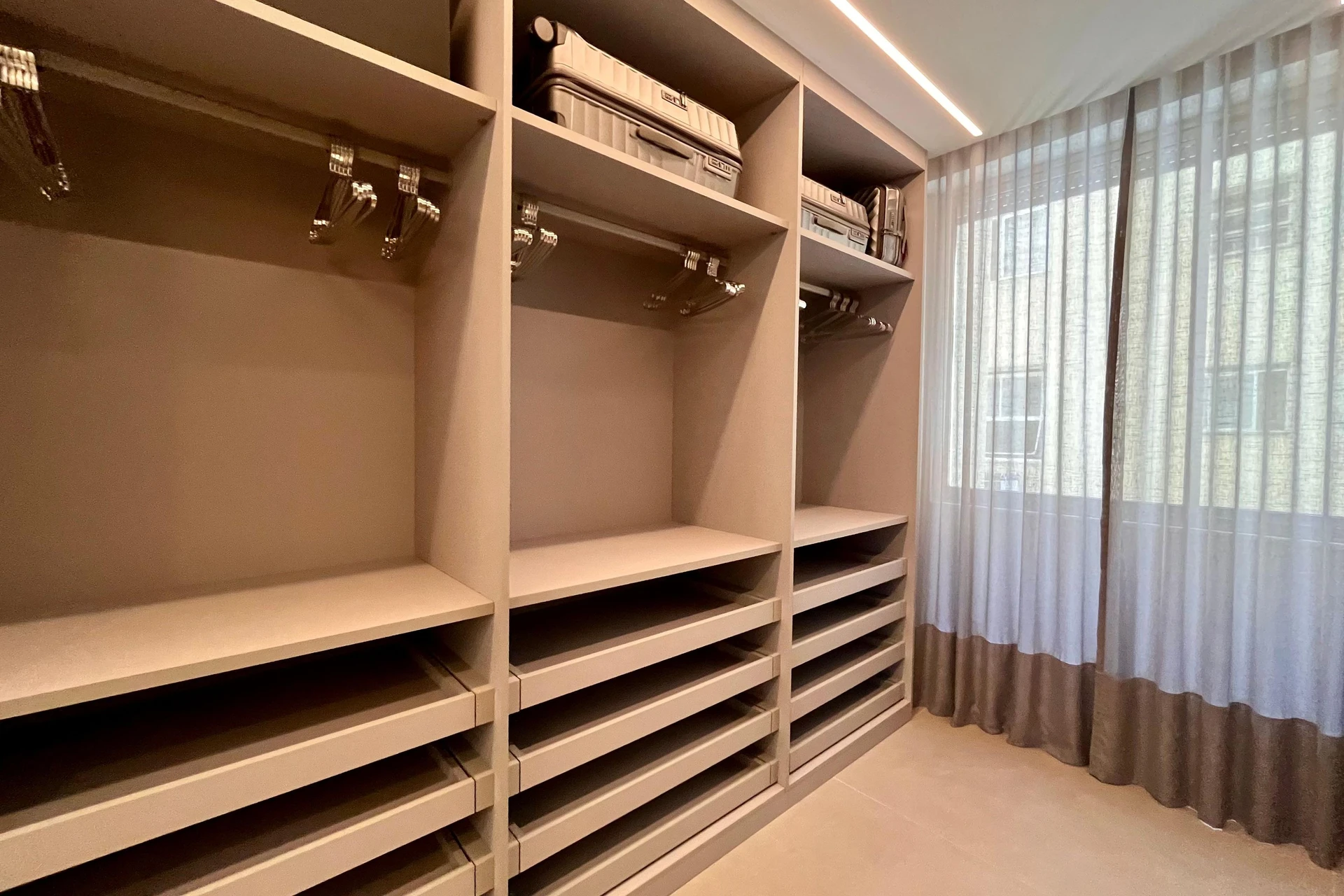 Квартира 150 м² з панорамними вікнами та гардеробною — photo 42