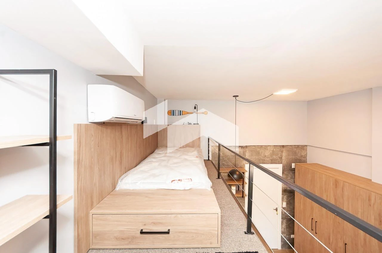 Furnished studio, 21 m², with wood or laminate floors — photo 3