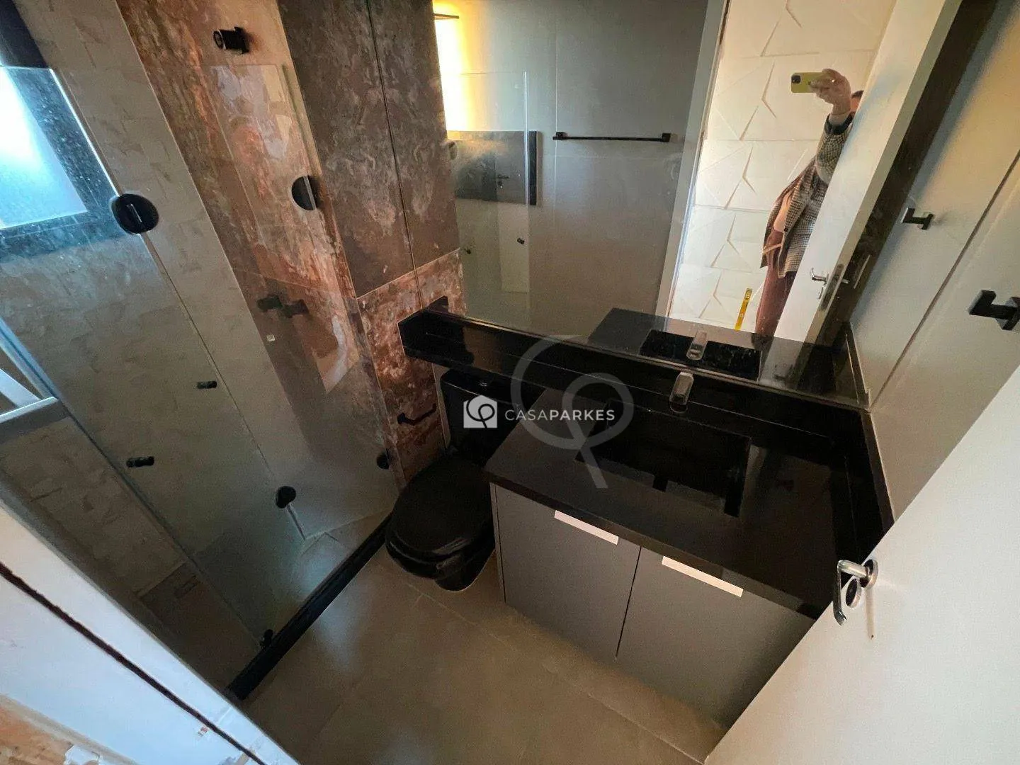 Balcony with a grill in a 3-bedroom apartment, 120 m² — photo 64