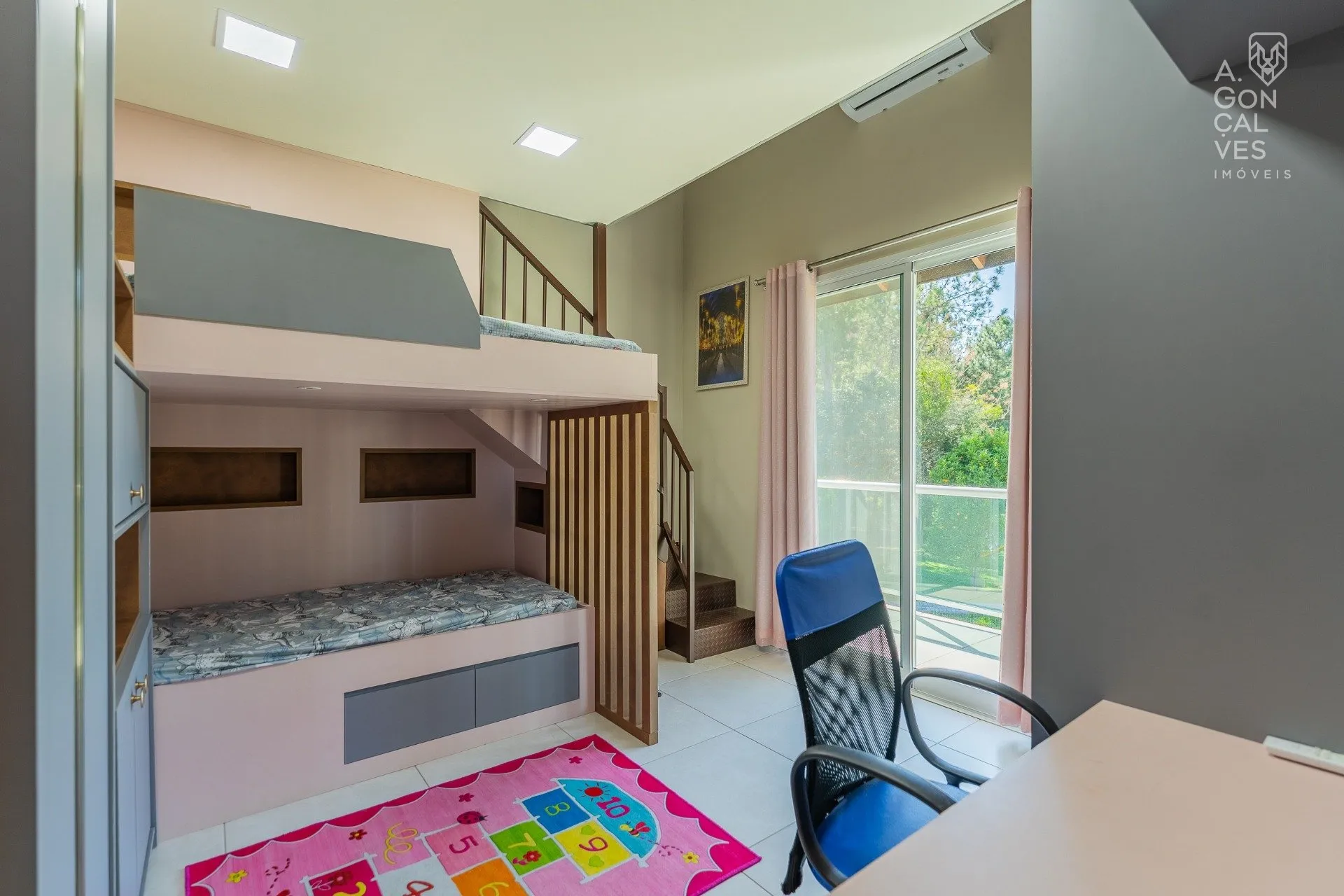 House with 4 bedrooms, 4 bathrooms and air conditioning — photo 38