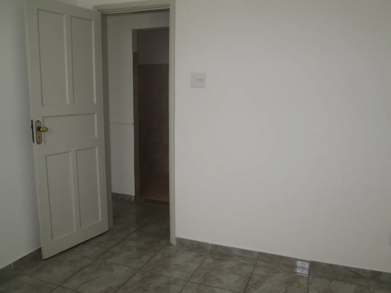 Apartamento sem mobília com 1 quarto e cozinha fechada — photo 9
