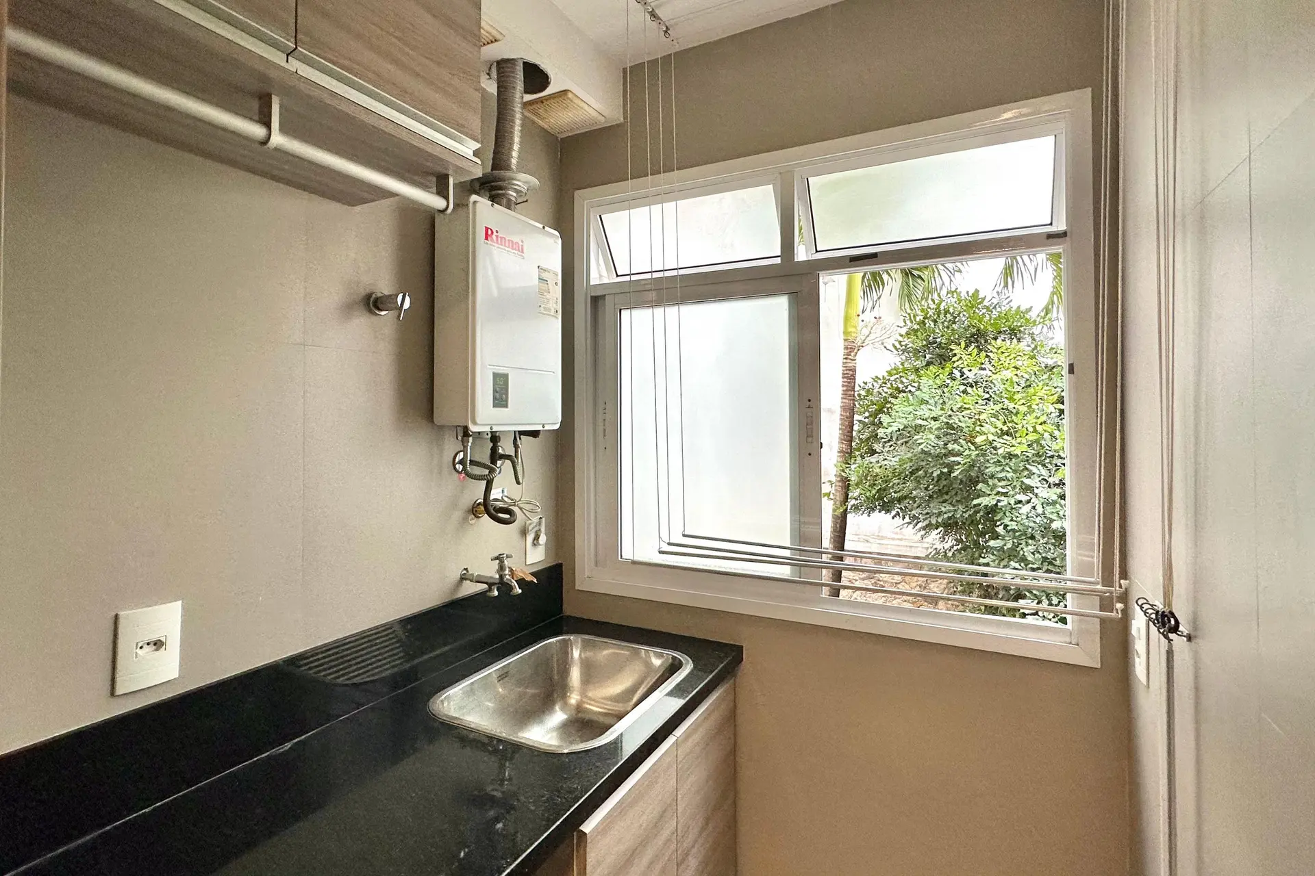 Unfurnished apartment with 2 suites and a balcony — photo 7