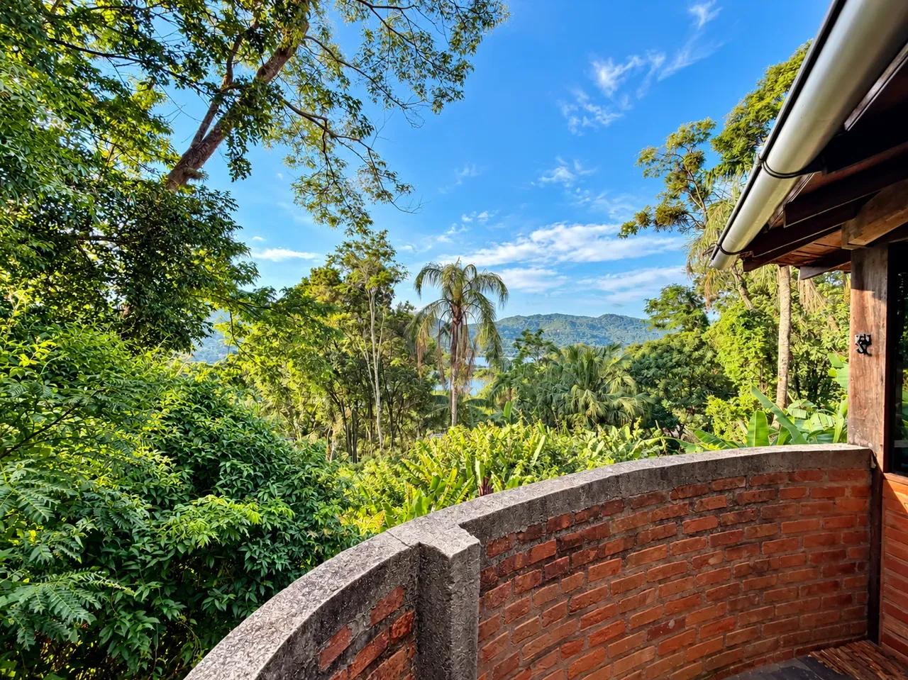 Casa com janelas do piso ao teto, Lagoa da Conceição