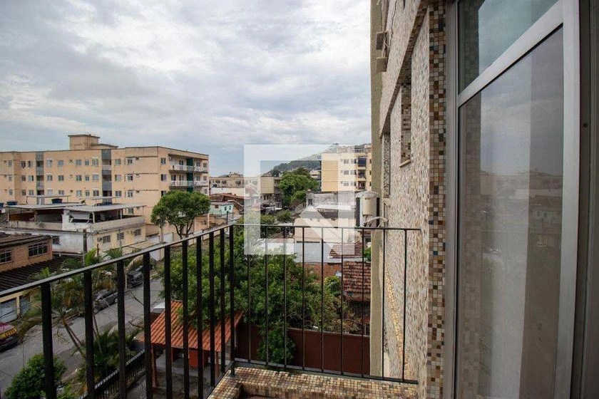 Apartamento de 2 quartos com cozinha fechada e varanda