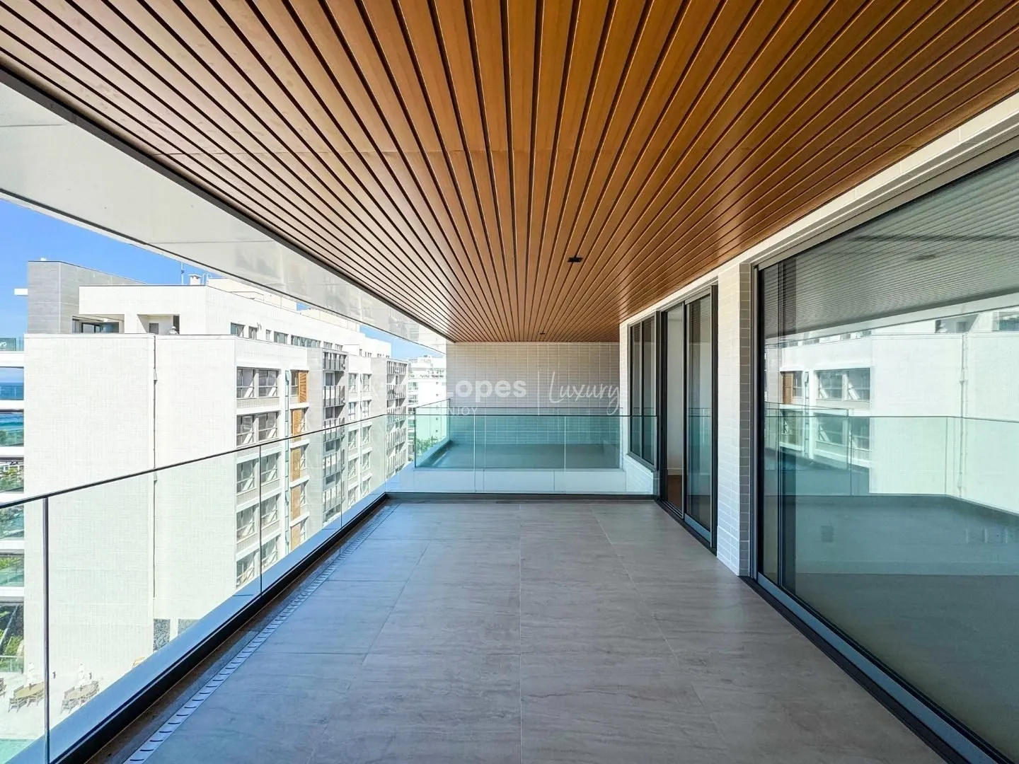 285 m² apartment with a private BBQ area