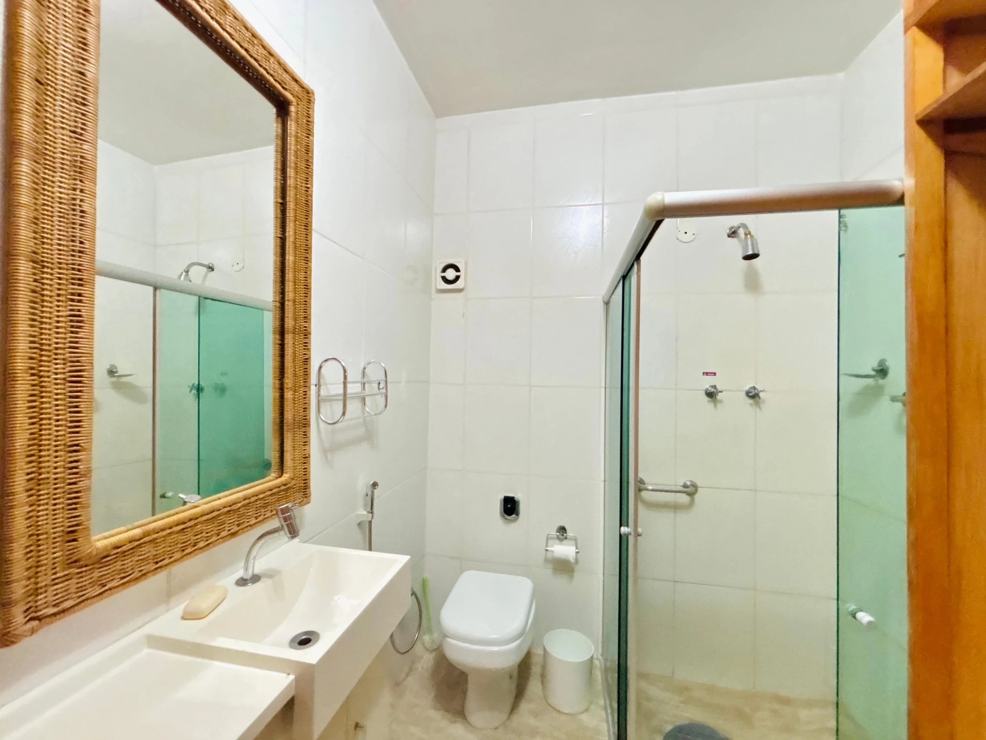 Furnished apartment with 3 bedrooms and 2 bathrooms — photo 23