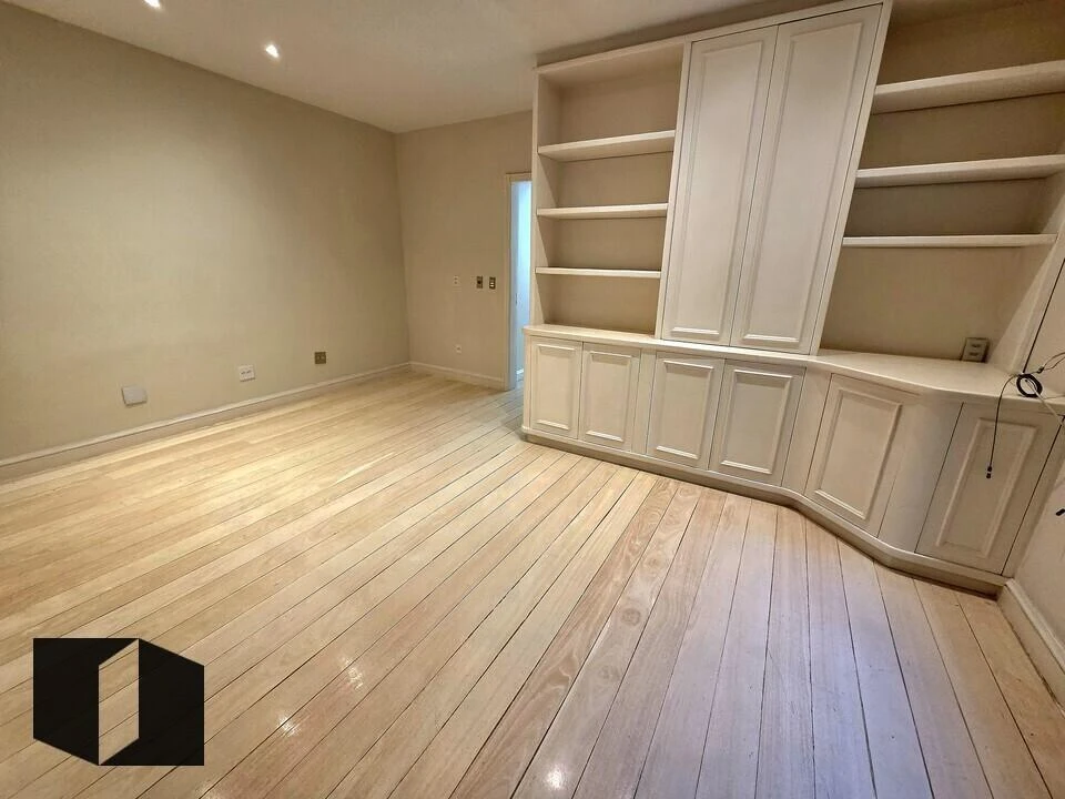 250 m² apartment with 4 bedrooms and 2 parking spaces — photo 26