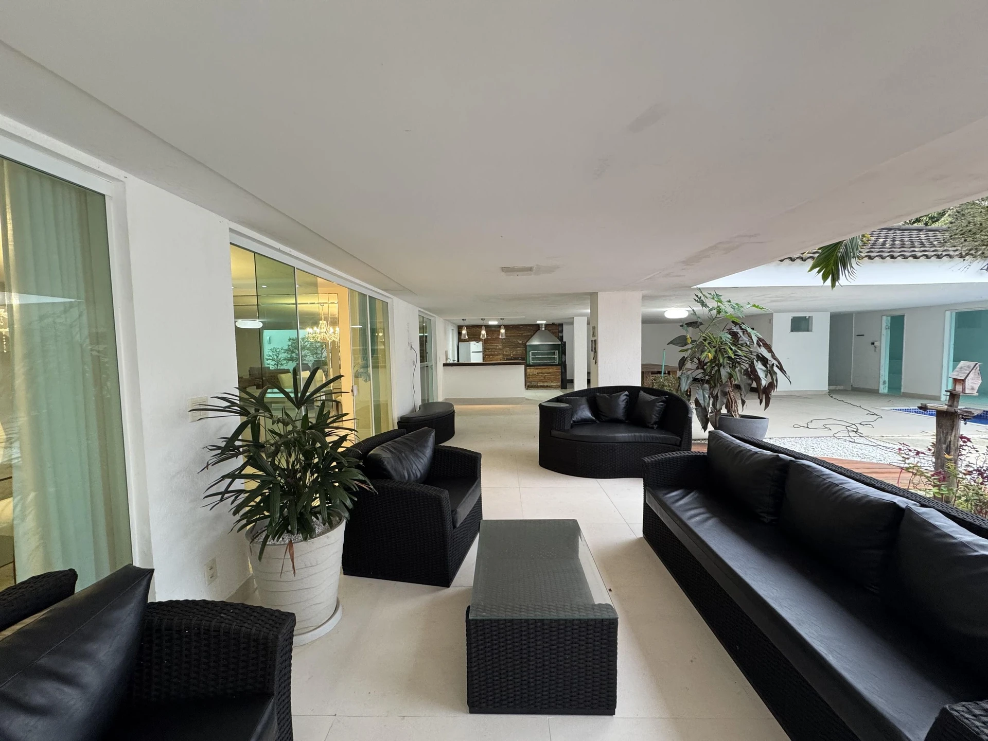 Bathtub in a 5-bedroom house, 1000 m² — photo 12