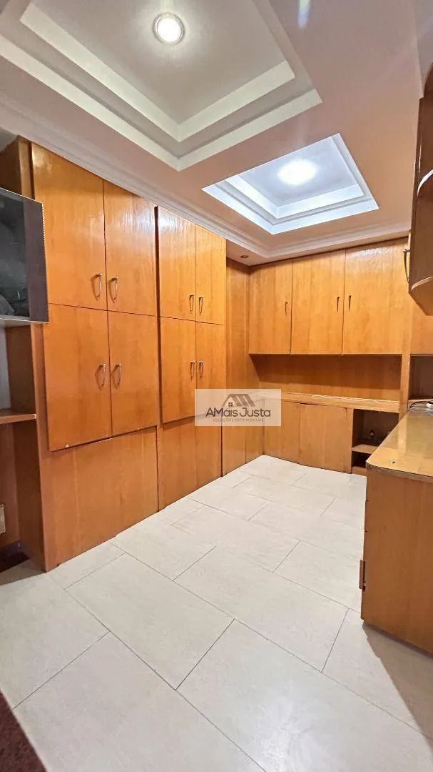 4-bedroom apartment in a building with a pool — photo 40