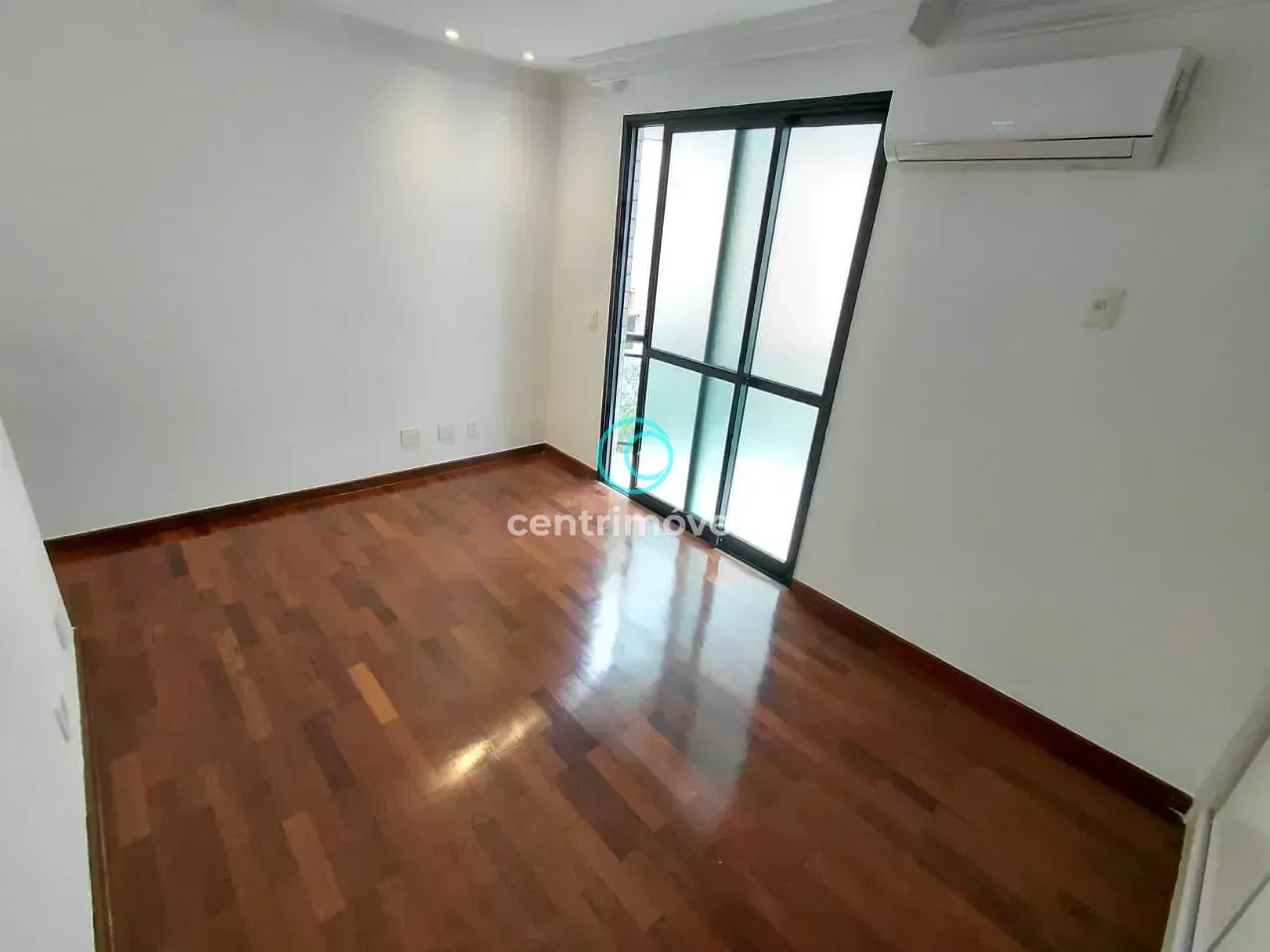 3-bedroom apartment with a walk-in closet — photo 11
