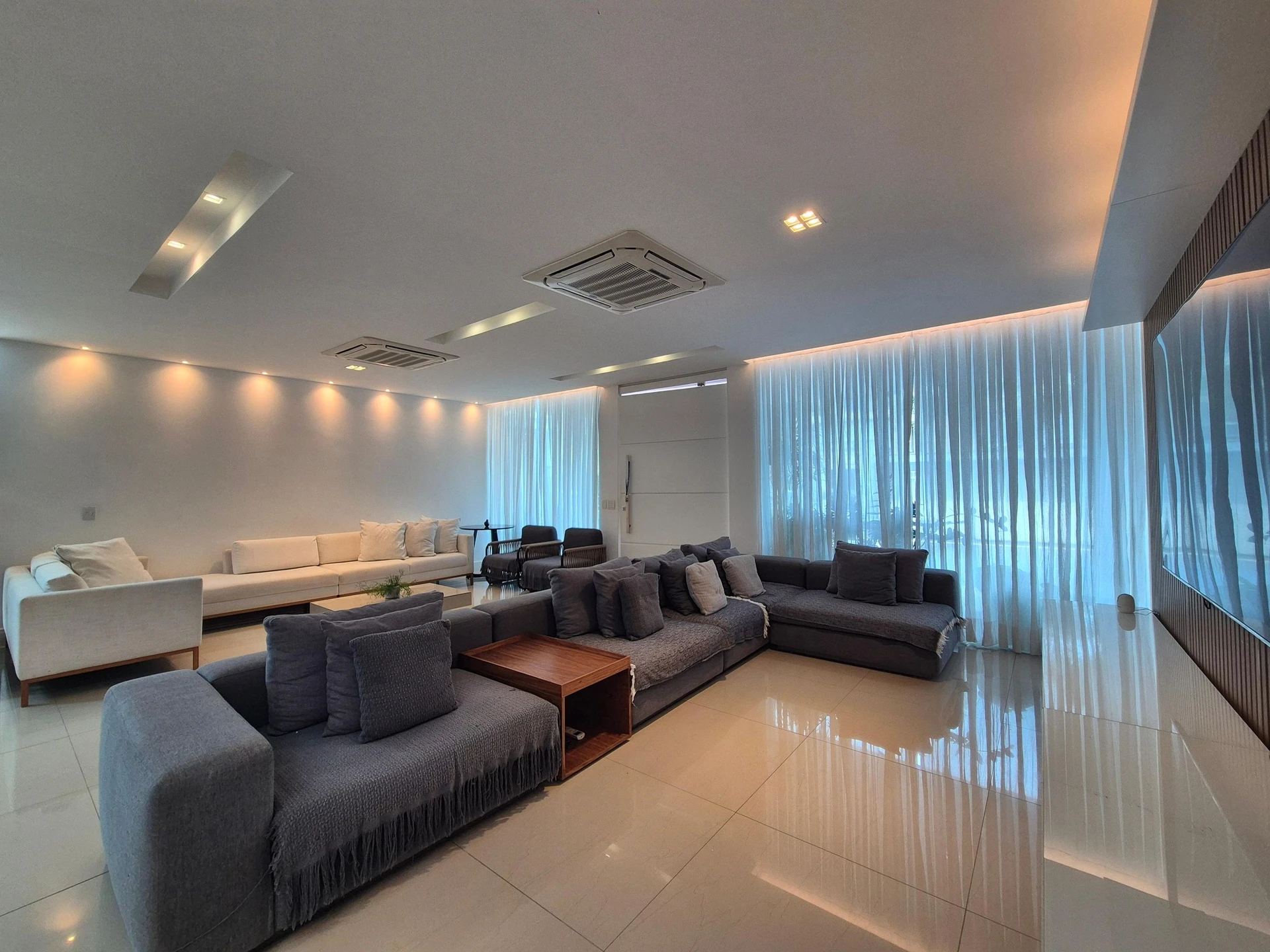 5-bedroom house with floor-to-ceiling windows — photo 22