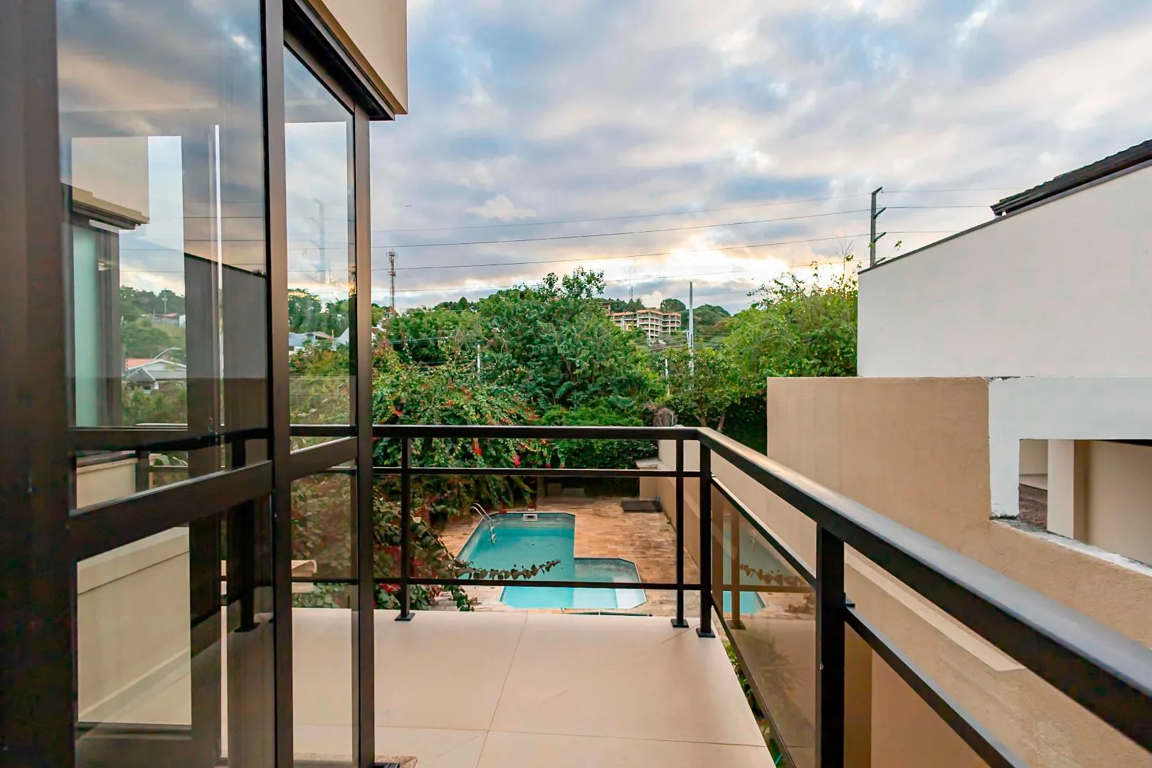 Rental house with 4 bedrooms and 5 bathrooms across 550 m² — photo 43