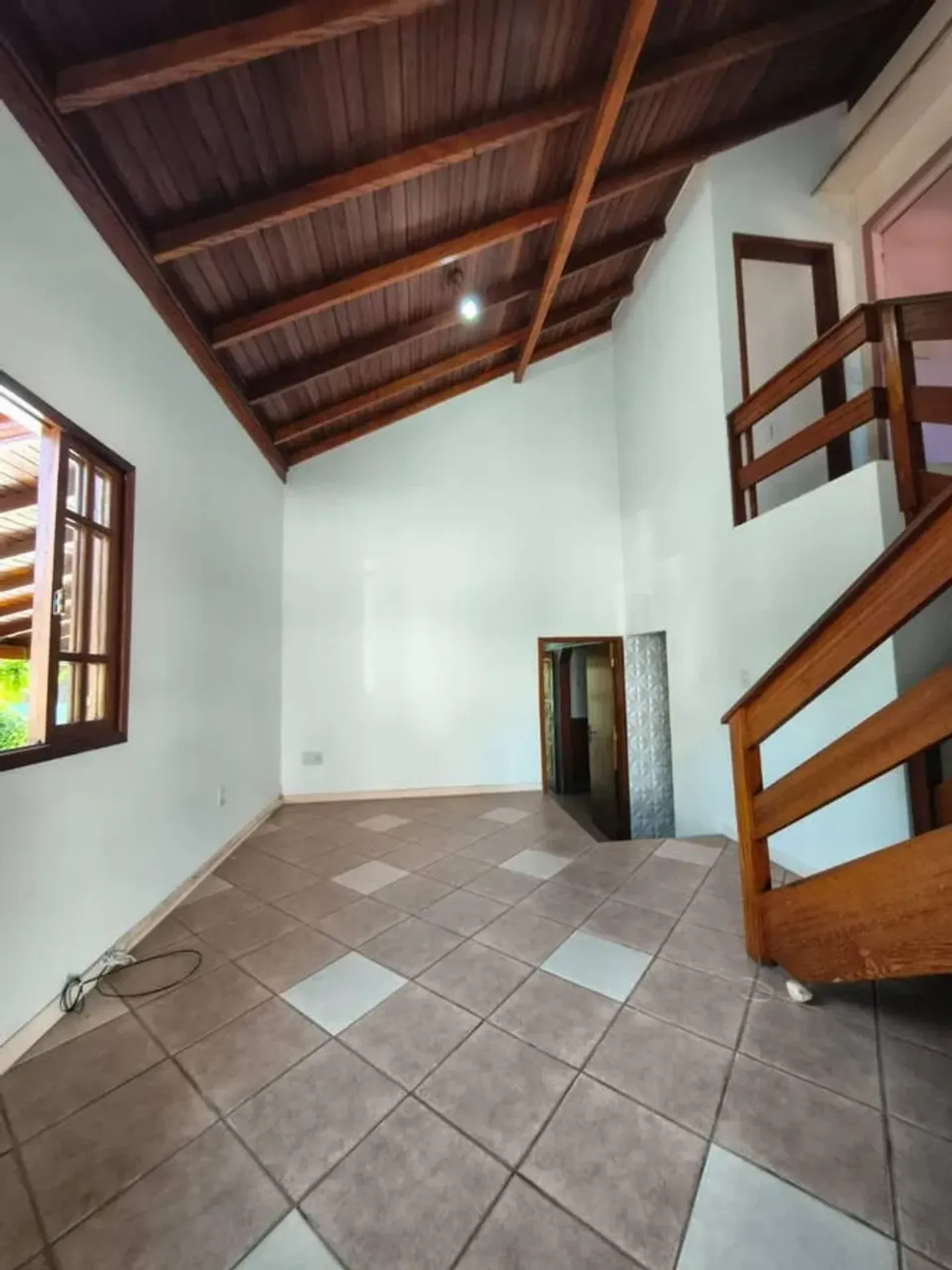 700 m² house with a bathtub and a grill on the balcony — photo 13
