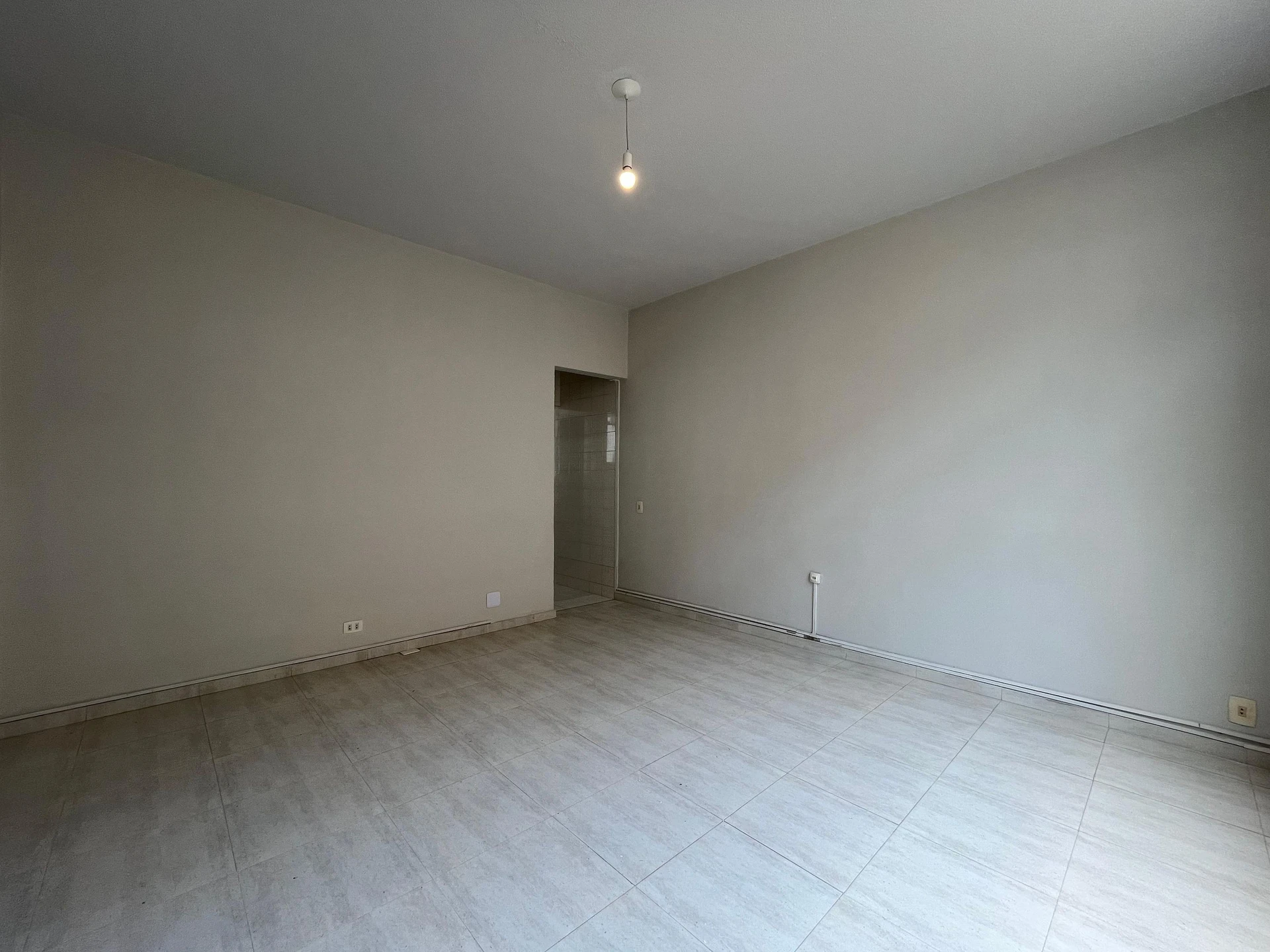 Bathtub in a 2-bedroom apartment, 170 m² — photo 3