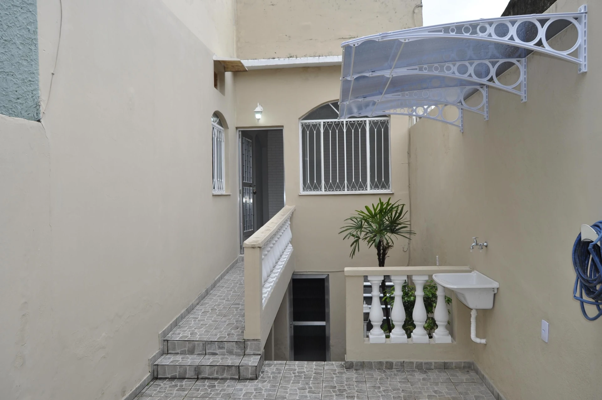 2-bedroom house with a garden