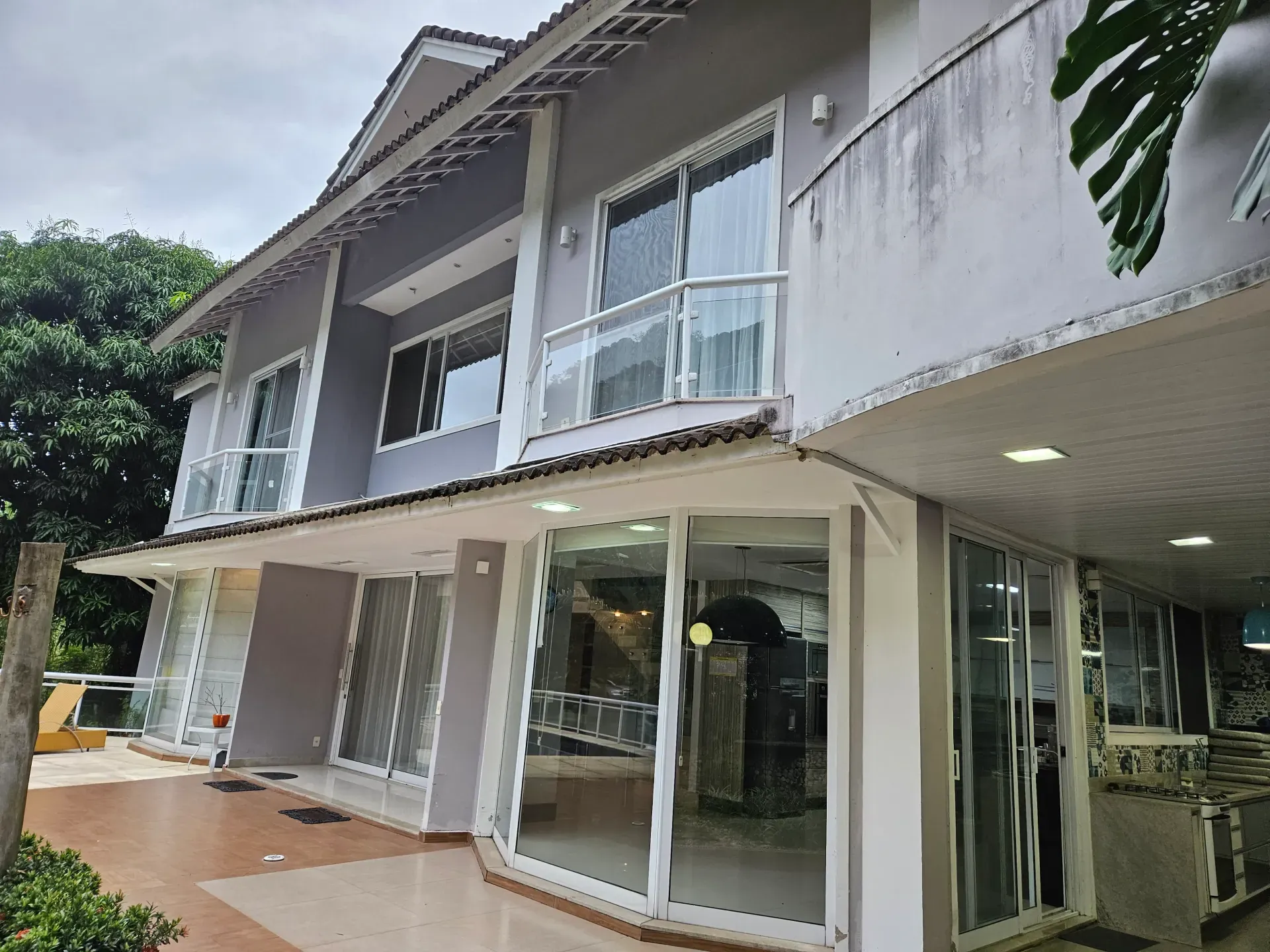 6 quartos e janelas do piso ao teto: casa de 504 m² — photo 17