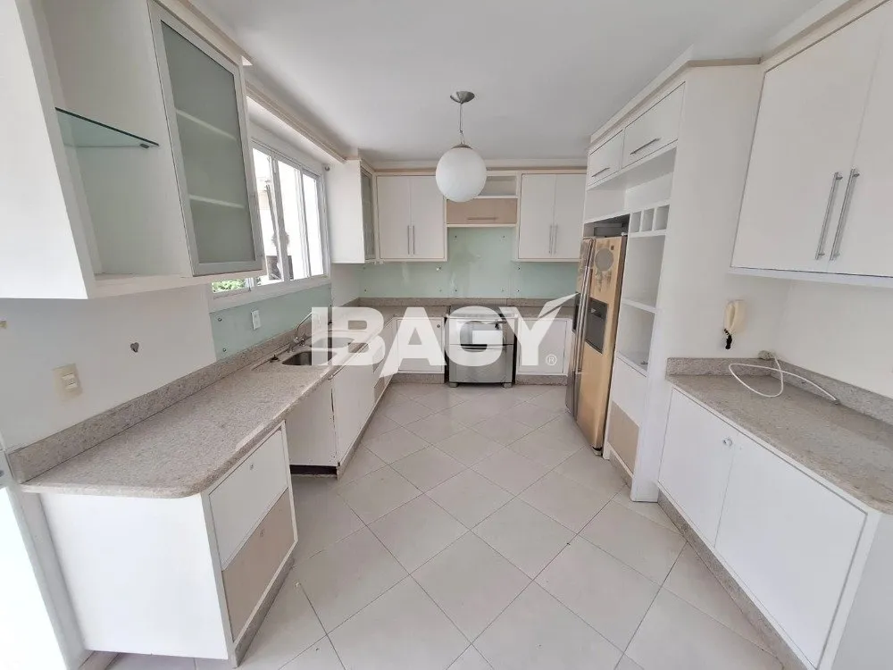 4-bedroom house with 3 suites and 400 m² total area — photo 5