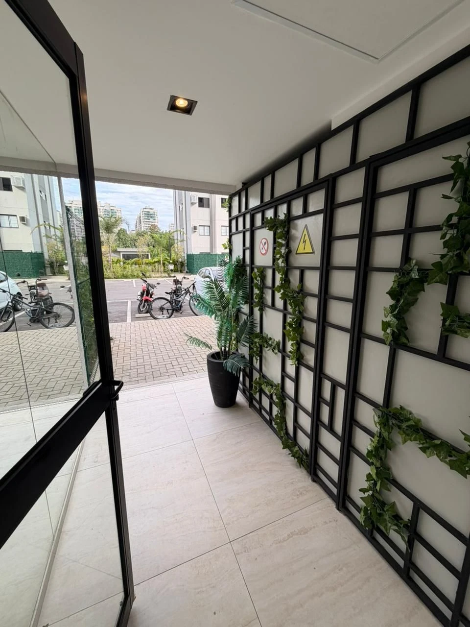 Unfurnished 2-bedroom apartment with 1 bath and pets — photo 32