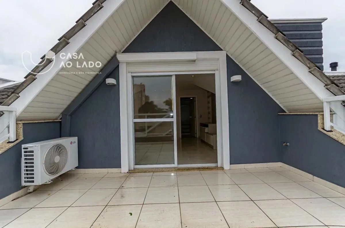 Balcony with a grill in a 3-bedroom house, 264 m² — photo 43