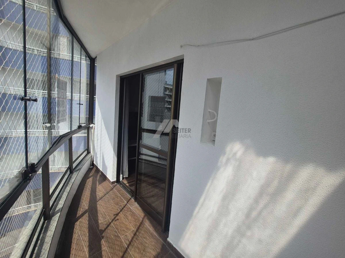 Balcony with a grill in a 3-bedroom apartment, 142 m² — photo 3