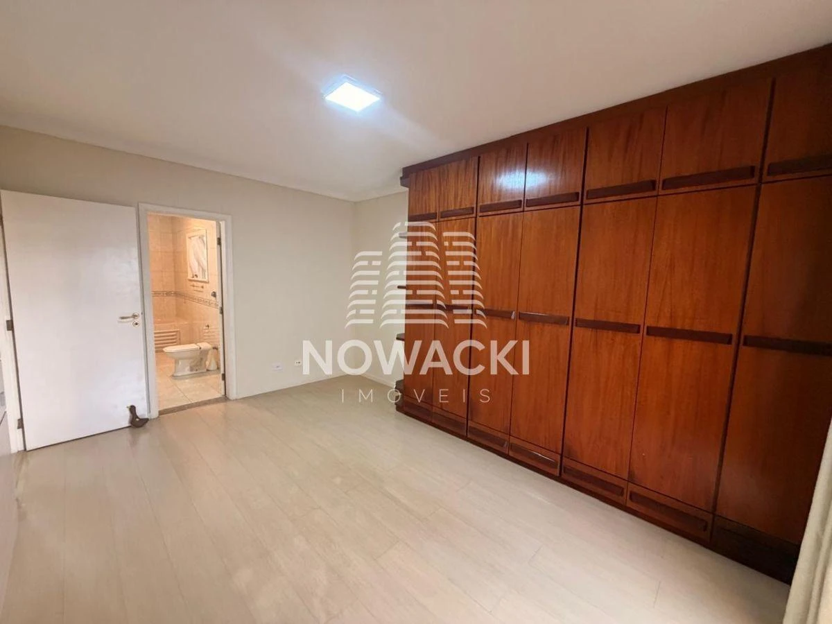 318 m² house with a bathtub and a home office — photo 12