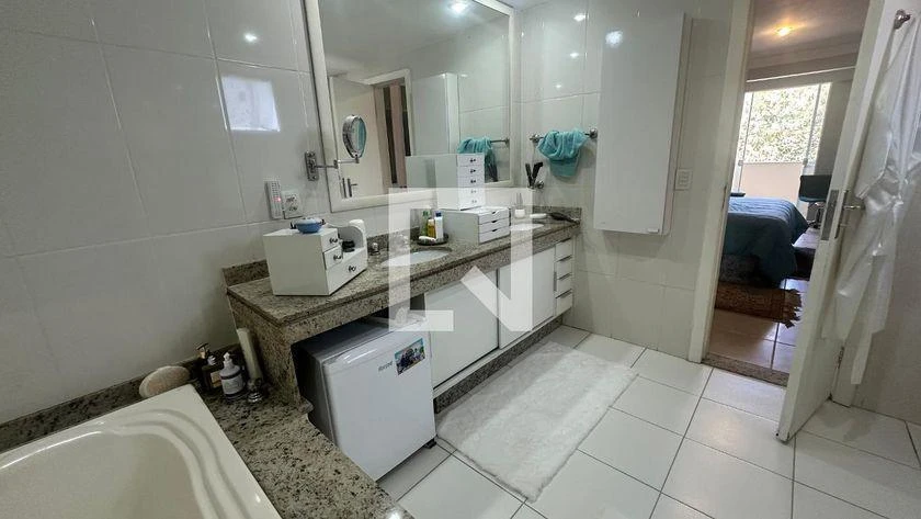 Walk-in closet in a 5-bedroom house, 250 m² — photo 7