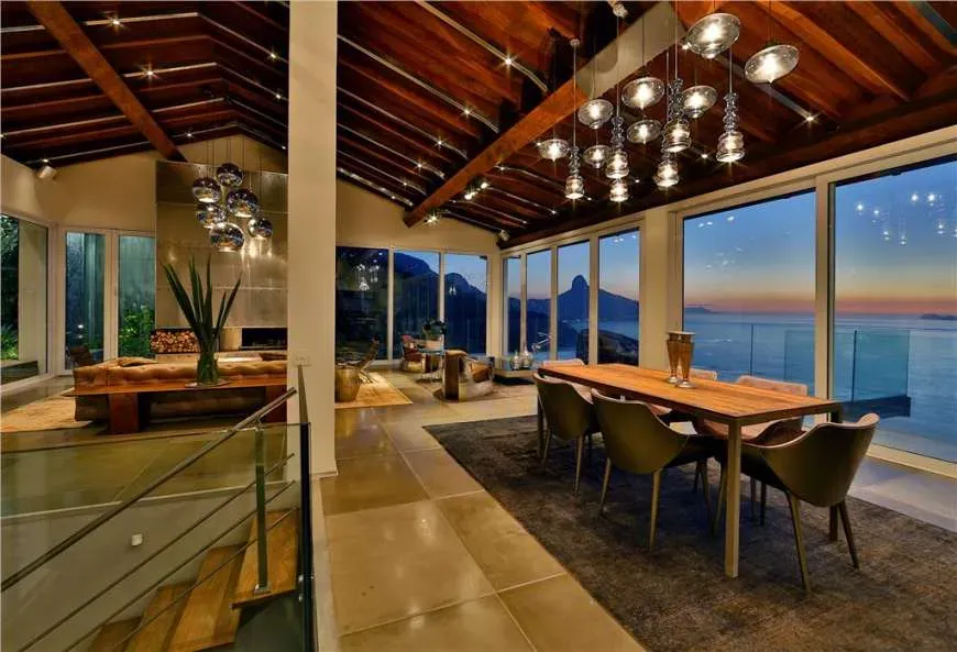 800 m² house with 5 bedrooms and an open-plan kitchen — photo 2