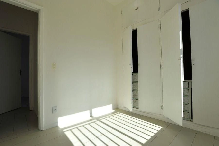 Wood or laminate floors in a 2-bedroom apartment, 54 m² — photo 3
