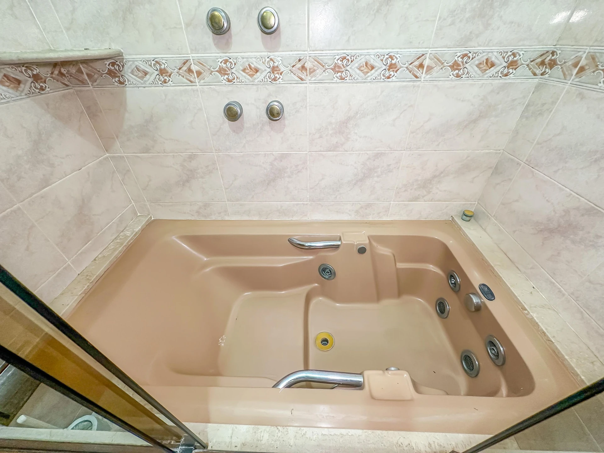 140 m² apartment with a jacuzzi and a bathtub — photo 36