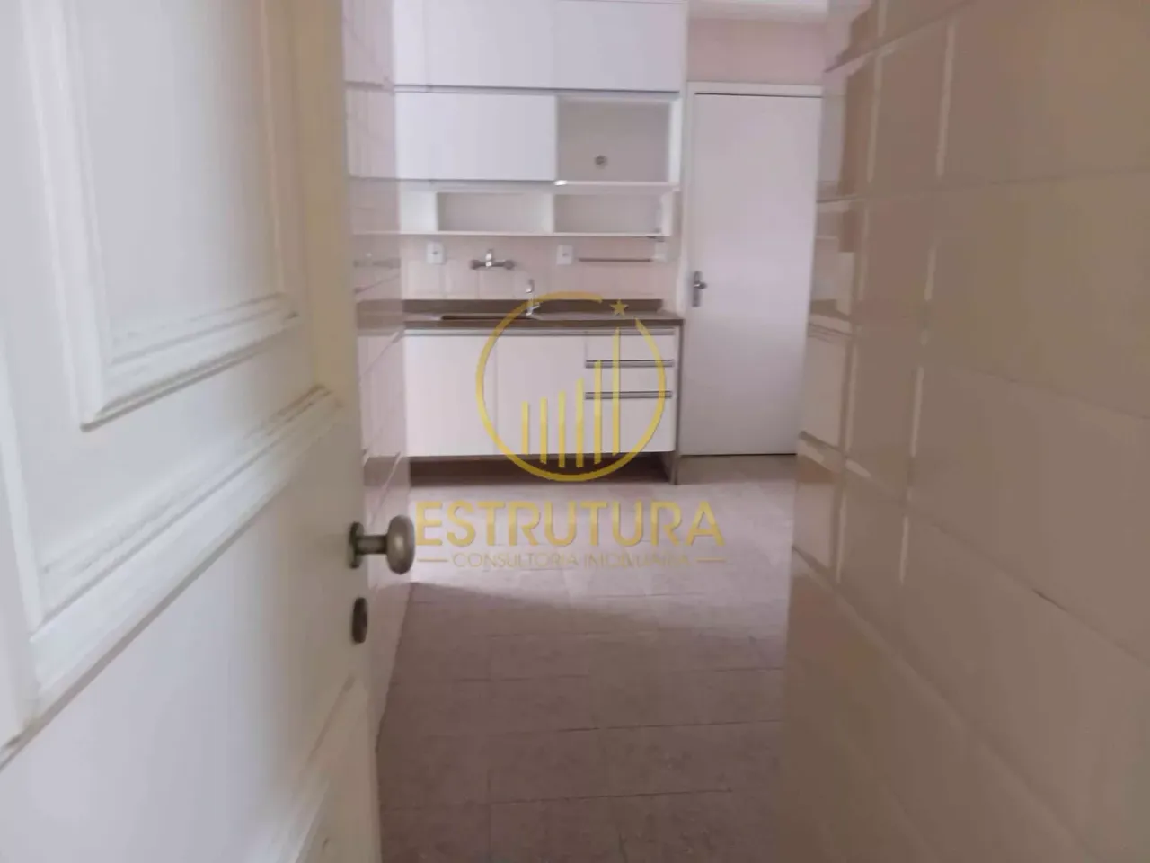 4-bedroom apartment with 3 bathrooms and a balcony — photo 2