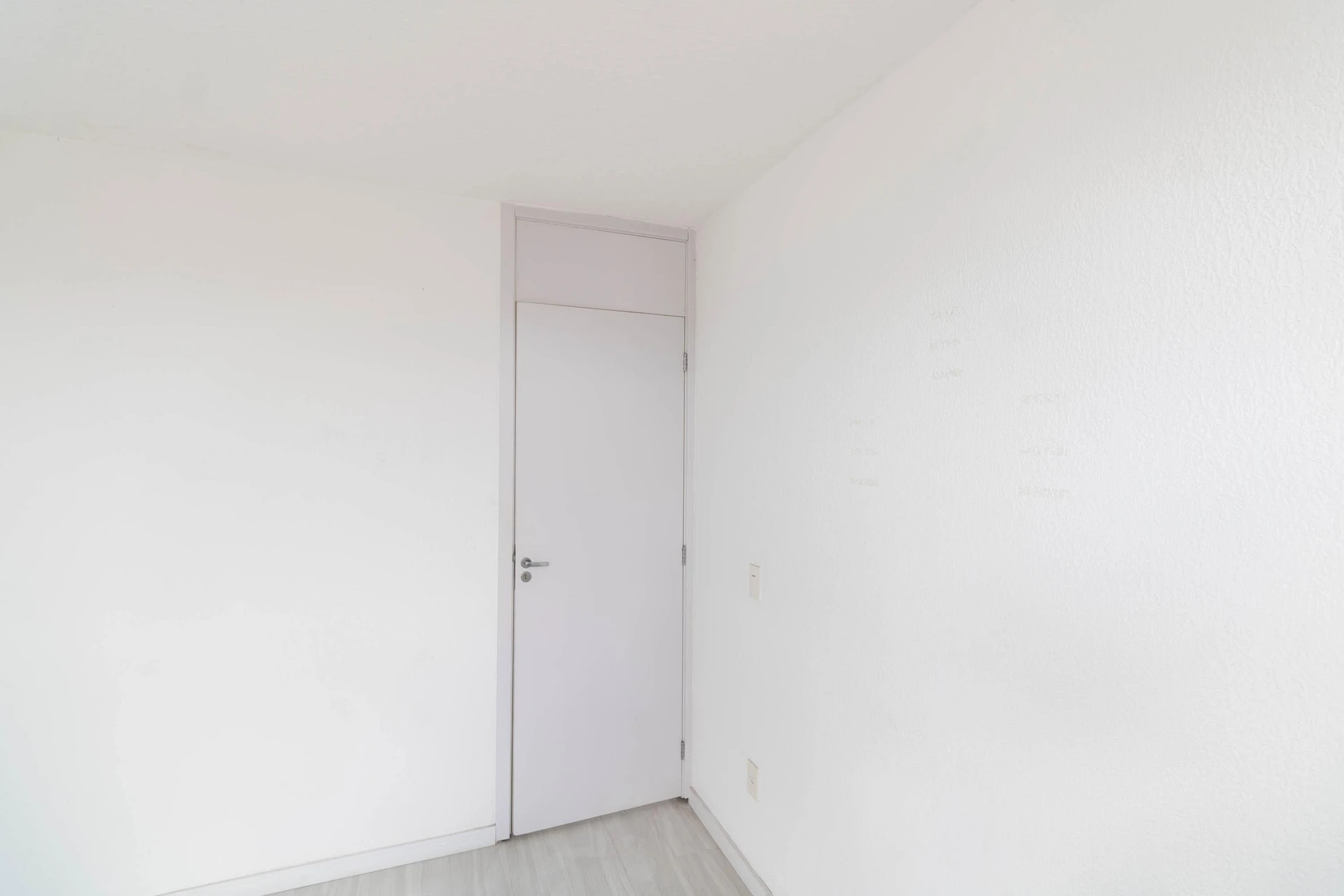 2-bedroom apartment with 1 bathroom, no parking — photo 33