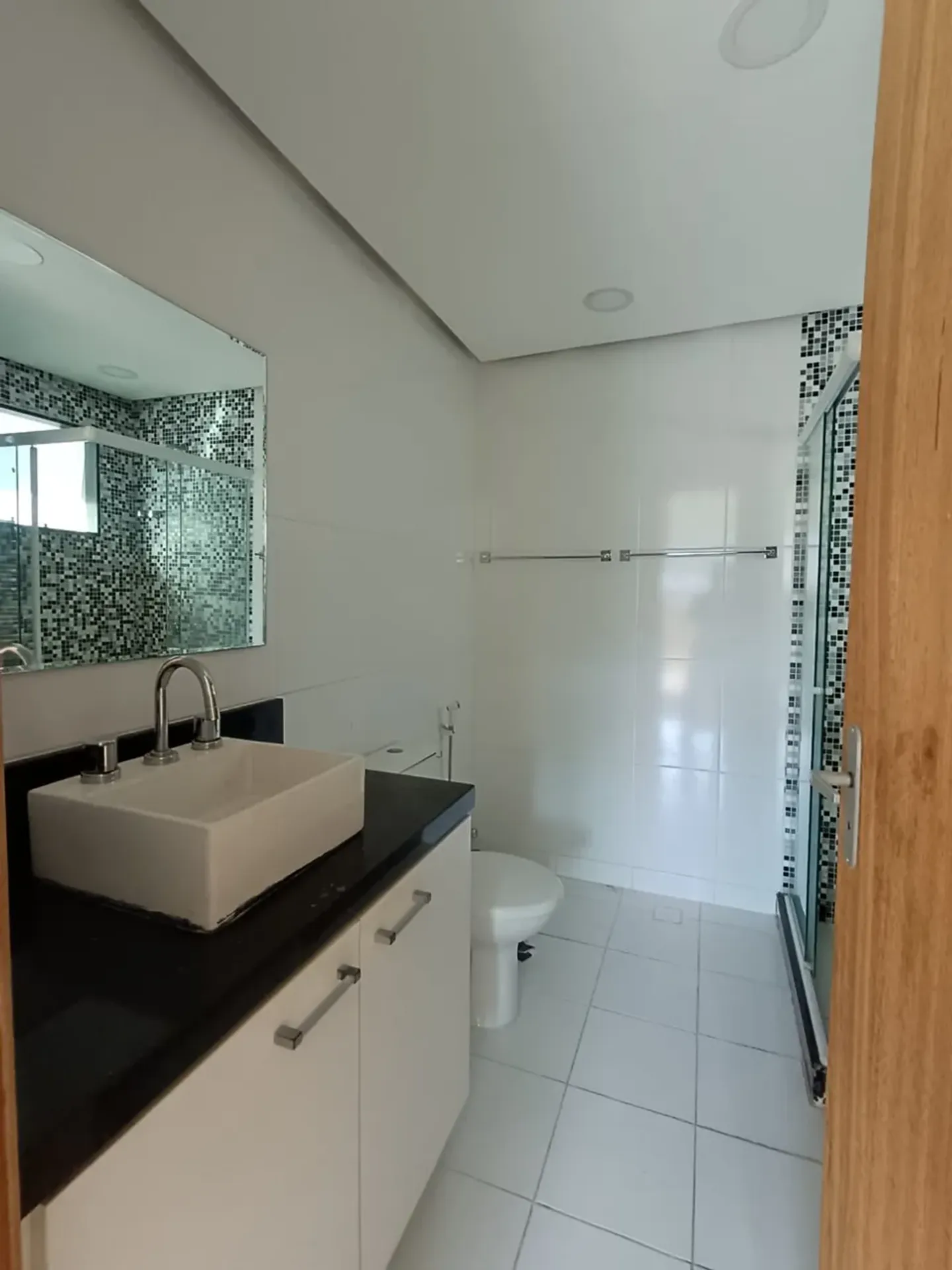 House with 4 bedrooms and 5 bathrooms — photo 18
