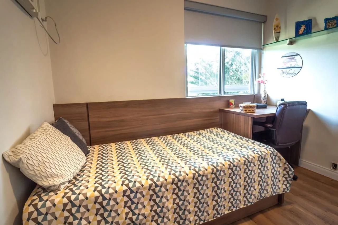 2-bedroom apartment with a glass-enclosed balcony — photo 4