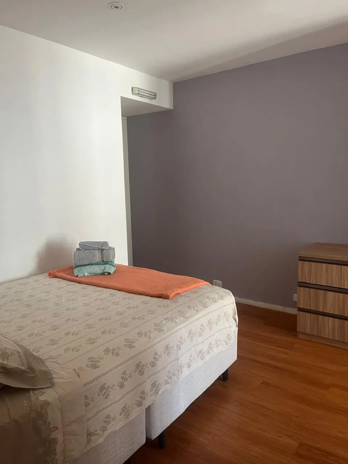 Furnished 3-bedroom apartment with glass balcony — photo 18