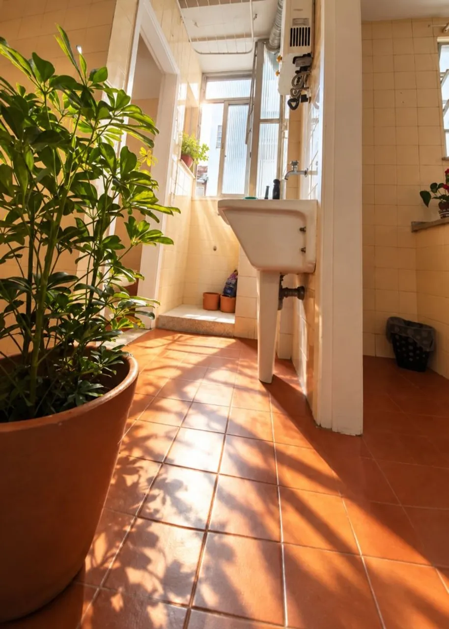 Wood or laminate floors in a one-bedroom apartment, 62 m² — photo 4