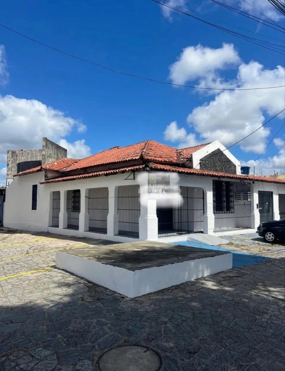 Unfurnished commercial house with 5 bedrooms and 2 baths