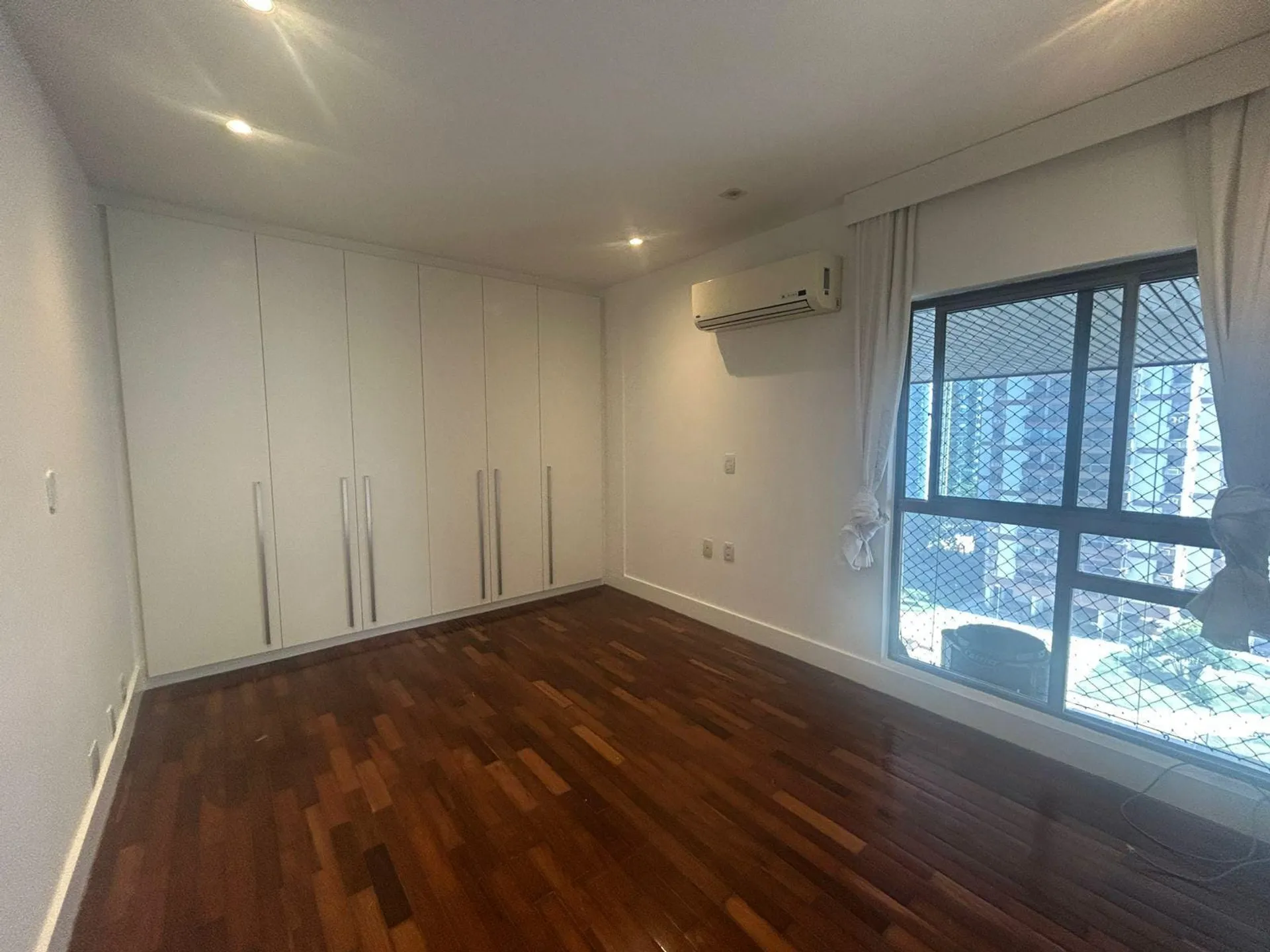 Apartment with 4 bedrooms and an enclosed balcony — photo 44