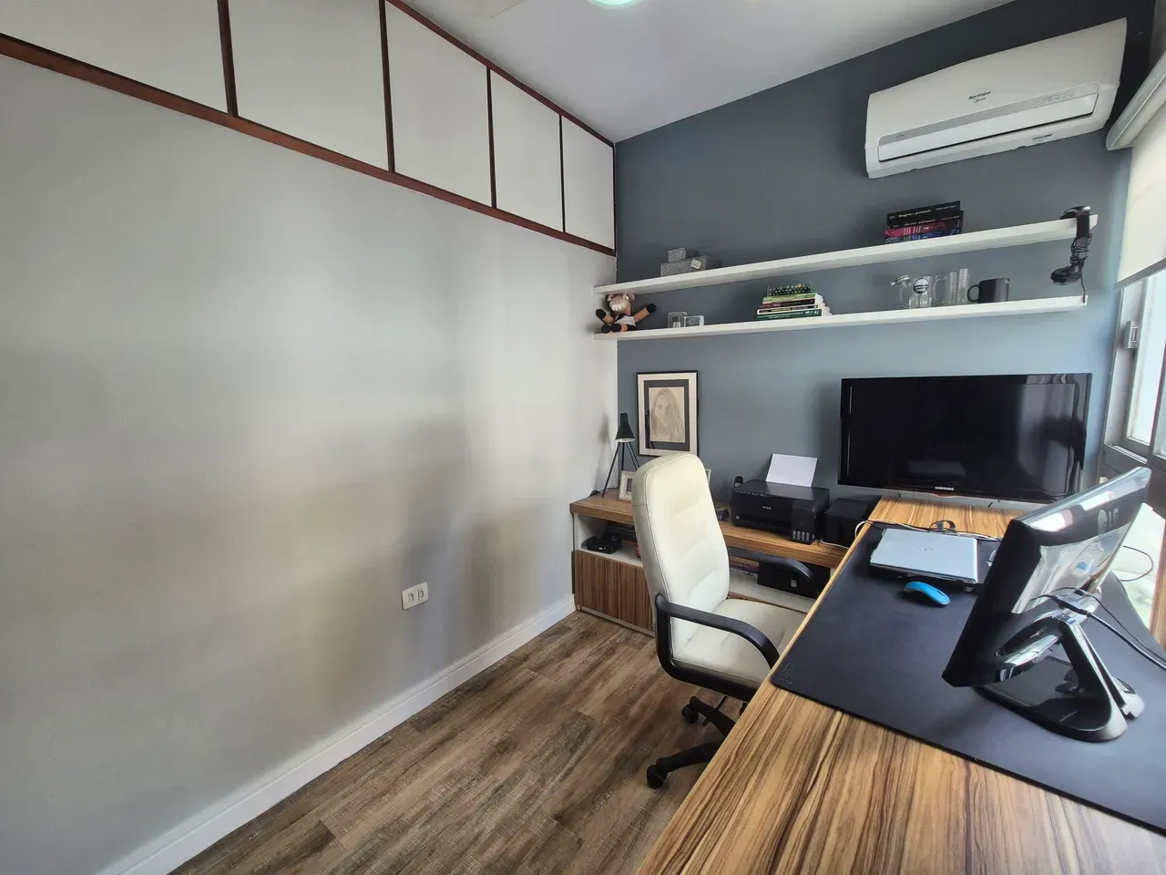 90 m² apartment with a home office and a washing machine — photo 32