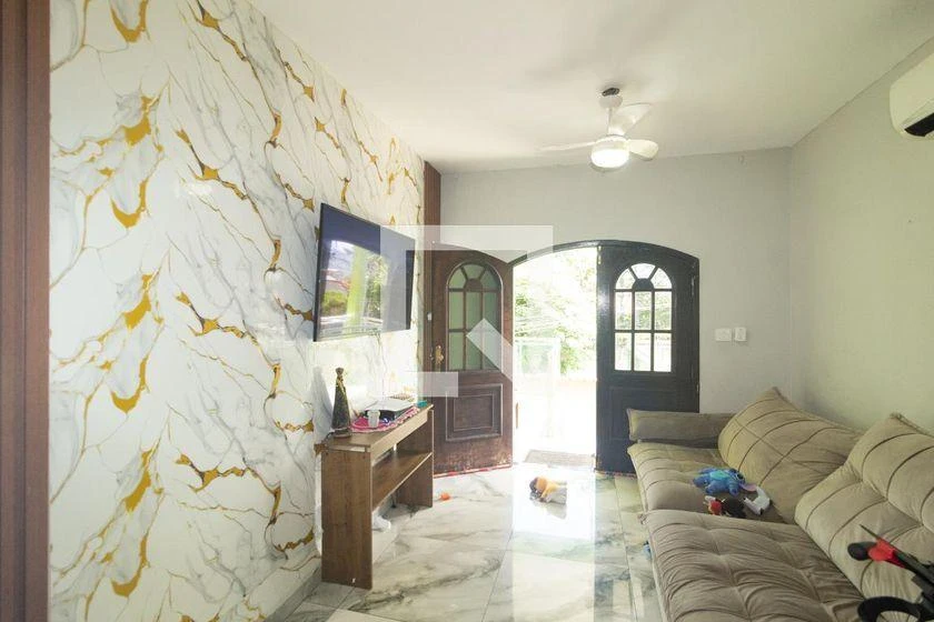 Casa de 300 m² com 2 quartos e lavanderia