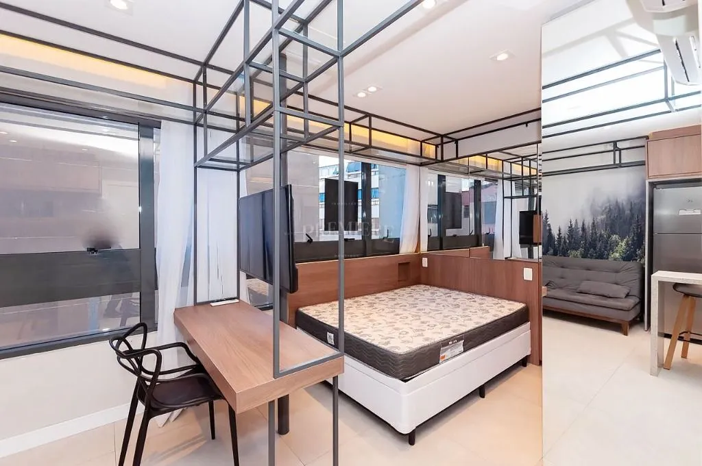 Furnished 1-bedroom apartment with floor-to-ceiling windows