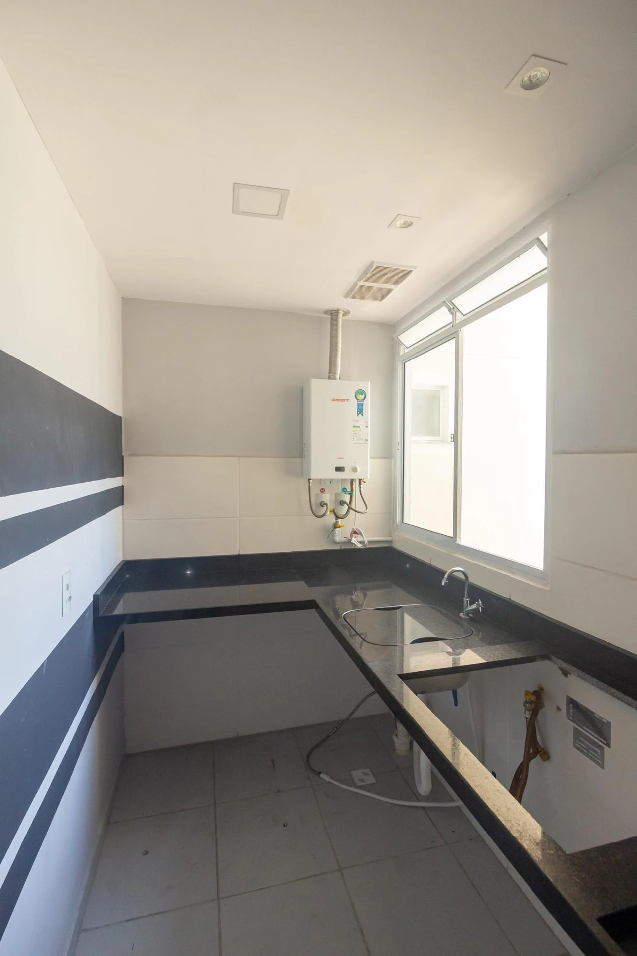 2-bedroom apartment with a laundry area — photo 4