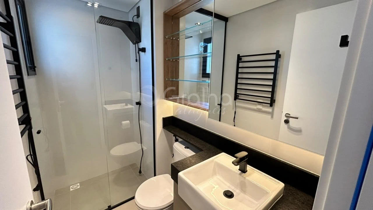 30 m² studio with floor-to-ceiling windows and a home office — photo 17