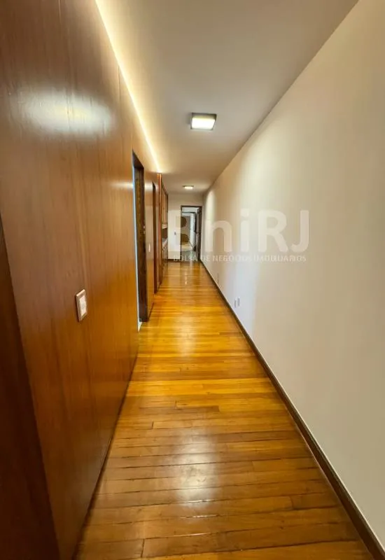 Home office in a 4-bedroom apartment, 280 m² — photo 30