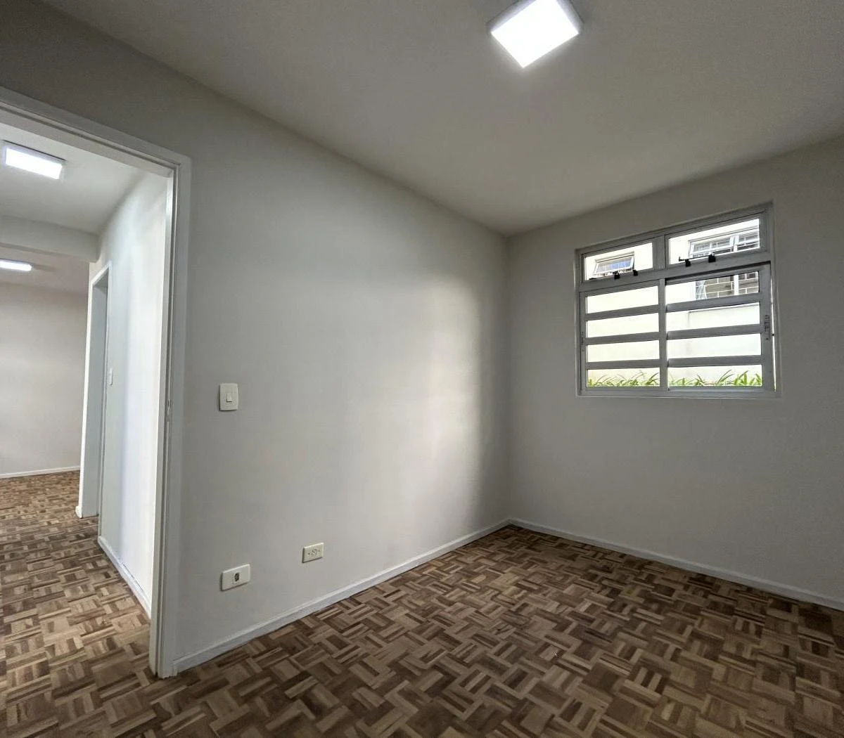 2-bedroom apartment with wood or laminate floors in Curitiba — photo 25