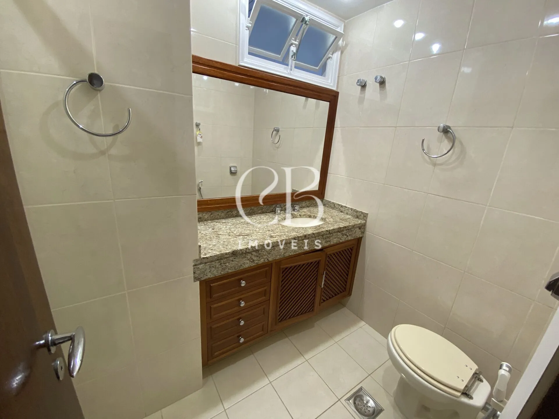 Apartment with 4 bedrooms and a glass-enclosed balcony — photo 41